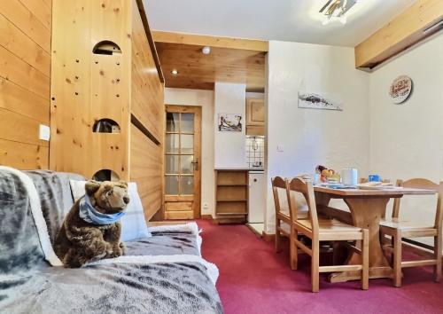 Résidence Rogoney - Les Bleuets - Studio 3 personnes à Val d'Isère à 300m du centre du village et 100m des pistes MAE-1850
