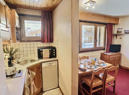 Résidence Rogoney - Les Bleuets - Studio 3 personnes à Val d'Isère à 300m du centre du village et 100m des pistes MAE-1850