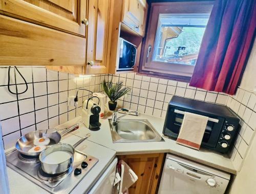 Résidence Rogoney - Les Bleuets - Studio 3 personnes à Val d'Isère à 300m du centre du village et 100m des pistes MAE-1850