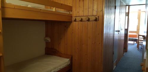 Résidence Lauzieres - Appartement 2 pièces pour 7 personnes skis aux pieds et proche des commerces dans le village du Charvet à Arc 1800 MAE-1876
