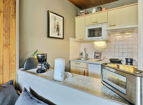 Résidence Lot 300 A Et B - Appartement 2 pièces 4 personnes proche des pistes et des commerces dans le quartier du Lavachet. Situé au 4ème étage d'une rési MAE-1926