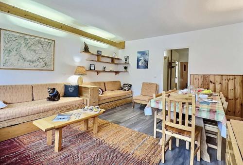 Résidence Le Bec Rouge - Appartement 3 pièces 8 personnes à Tignes ski aux pieds et proche des commerces dans le quartier du Lac. Grand espace de vie, cu MAE-2001