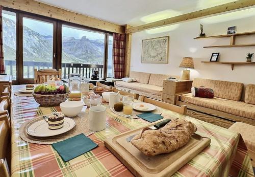 Résidence Le Bec Rouge - Appartement 3 pièces 8 personnes à Tignes ski aux pieds et proche des commerces dans le quartier du Lac. Grand espace de vie, cu MAE-2001