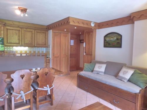 Résidence Fermes De Meribel Daguet - Appartement 3 pièces 6 personnes à Méribel Village aux pieds des pistes avec accès à la piscine couverte MAE-2020