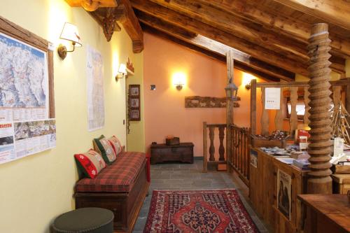 a living room with a couch and a table at La Luge D'Antan Maison d'Hôtes & SPA in Brusson