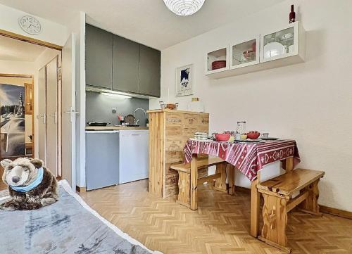 Résidence Divaria - Studio cabine 4 personnes à Tignes au pied des pistes et proche des commerces dans le quartier du Lac. Situé en rez de jardin d' MAE-2114