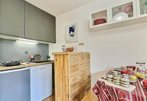 Résidence Divaria - Studio cabine 4 personnes à Tignes au pied des pistes et proche des commerces dans le quartier du Lac. Situé en rez de jardin d' MAE-2114