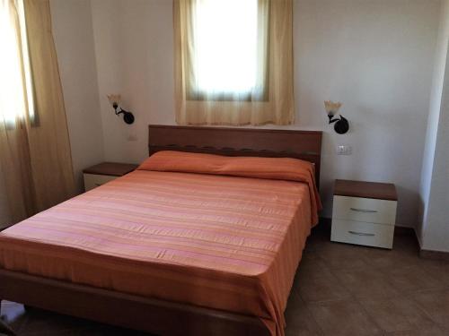 ブドーニにあるcasa vacanze gabriele S2のベッドルーム1室(大型ベッド1台、窓付)