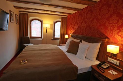 Uma cama ou camas num quarto em Romantik Hotel Scheelehof Stralsund