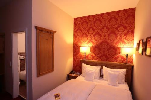 Uma cama ou camas num quarto em Romantik Hotel Scheelehof Stralsund