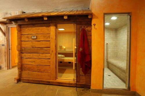 a bathroom with a shower and a glass door at La Luge D'Antan Maison d'Hôtes & SPA in Brusson