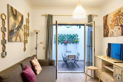 Antolinez Oasis - Central Apartment with Private Patio