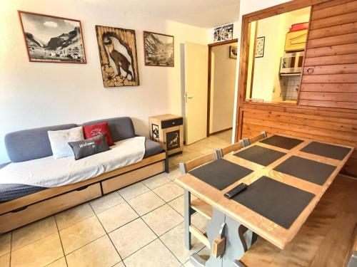 Résidence Les Jardins De Val - Appartement 2 pièces Cabine 6 personnes à Val d'isère à 350m du centre du village et 450m des pistes, place de parking incluse MAE-2664