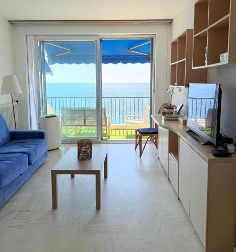 Sea view, Promenade des Anglais, 180 degree balcony, 4 people