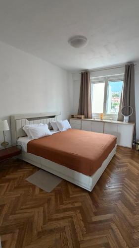 Sea view, Promenade des Anglais, 180 degree balcony, 4 people