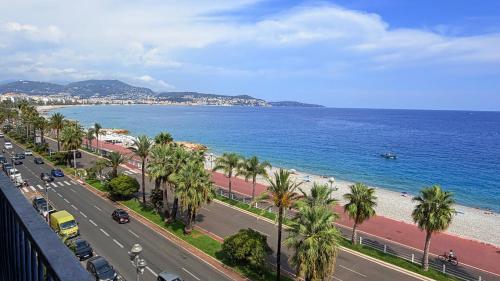 Sea view, Promenade des Anglais, 180 degree balcony, 4 people