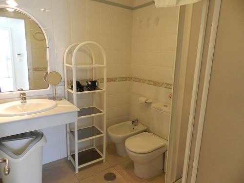 コニル・デ・ラ・フロンテーラにあるCasitasmanoli Conilの白いバスルーム(洗面台、トイレ付)