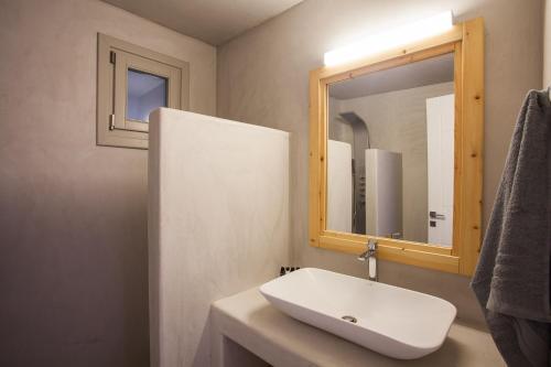 Bilik mandi di Myconian Platinum Superior & Junior Villas