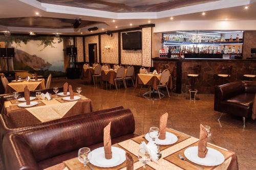 a restaurant with tables and chairs and a bar at Universitetskaya in Lipetsk