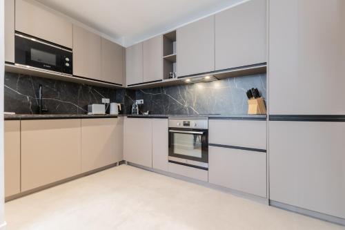 Luxury 3-bedroom apartment in hyper centre air con lift