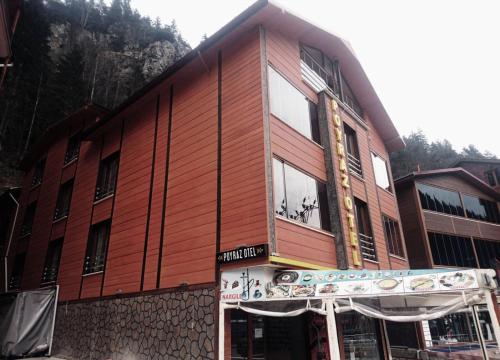 un bâtiment avec un panneau sur son côté dans l'établissement Poyraz Hotel Uzungöl, à Uzungöl