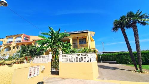 CHALET ADOSADO CON PISCINA EN PEÑÍSCoLA