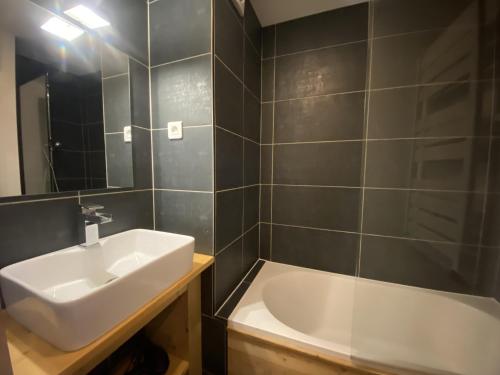 Résidence Joker - très bel appartement rénové à VAL THORENS MAE-3774