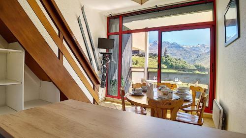 Résidence Caron - Appartement duplex lumineux · Départ et retour skis aux pieds · Balcon MAE-0004