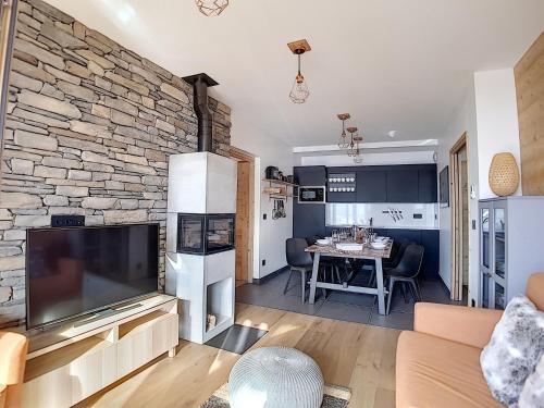 Chalet 2000 - Appartement neuf · Proche des pistes · Balcon · Jacuzzi MAE-0474