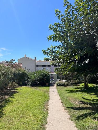 Appartement au calme, très bien situé ,T2 refait à neuf, clim portative, 2 piscines, 400 m de la mer, possibilité d avoir 2 vieux vélos !