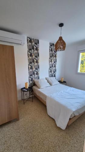 T2 Hyères neuf 4p, clim, 250m plage, parking privé devant le logement