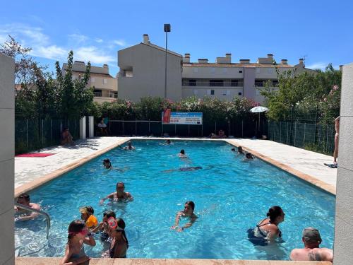 Appartement au calme, très bien situé ,T2 refait à neuf, clim portative, 2 piscines, 400 m de la mer, possibilité d avoir 2 vieux vélos !