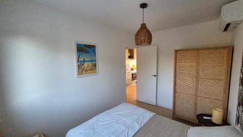 T2 Hyères neuf 4p, clim, 250m plage, parking privé devant le logement