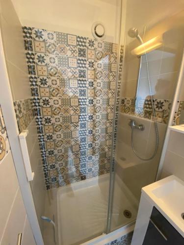 Appartement au calme, très bien situé ,T2 refait à neuf, clim portative, 2 piscines, 400 m de la mer, possibilité d avoir 2 vieux vélos !