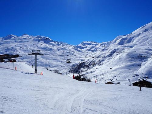 Résidence Origanes - Studio classique · Départ et retour skis aux pieds · Balcon est MAE-2044