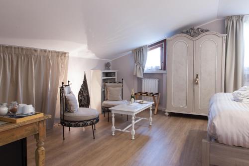 a bedroom with a bed and a table and chairs at La Pulcia B&B in Gradara