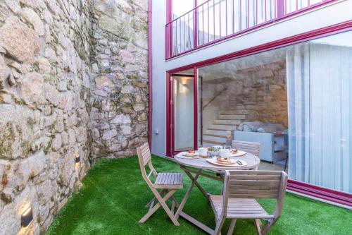 Caldeireiros 95 - Duplex w View by LovelyStay