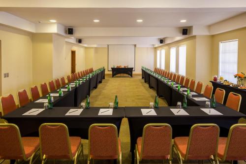 a conference room with a long table and chairs at Best Western Marina del Rey in Viña del Mar