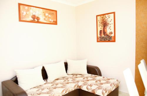 kanapę z poduszkami w pokoju w obiekcie Princess Luxus Apartman w Siófoku