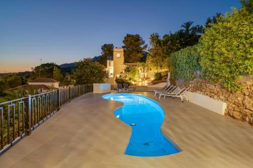 Newly Renovated 5-BDRM Luxury Villa with Sea Views