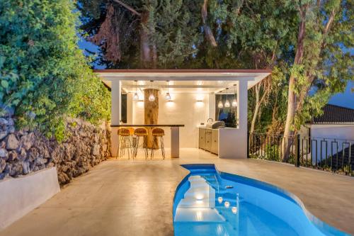 Newly Renovated 5-BDRM Luxury Villa with Sea Views