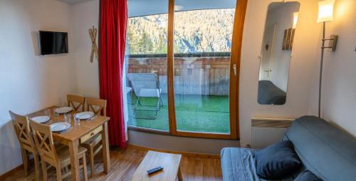 Les Chalets De Bois MÉan - A - Escapade douillette avec vue sur la vallée MAE-7394