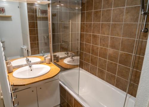 Les Chalets De Bois MÉan - A - Escapade douillette avec vue sur la vallée MAE-7394