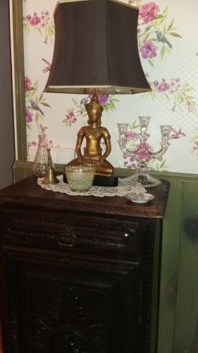 a lamp sitting on top of a wooden table at L'Envolée in Belvianes-et-Cavirac