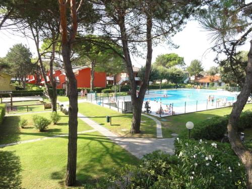 una piscina con gente en un parque en Villaggio Azzurro, en Bibione