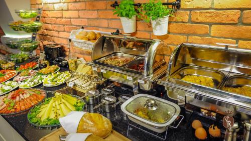 Celestin Residence في غدانسك: خط بوفيه مع العديد من أنواع الطعام المختلفة