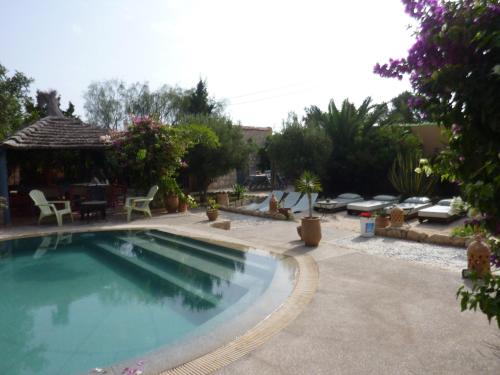 索維拉的住宿－Villa Grenadine，一个带凉亭的庭院内的游泳池