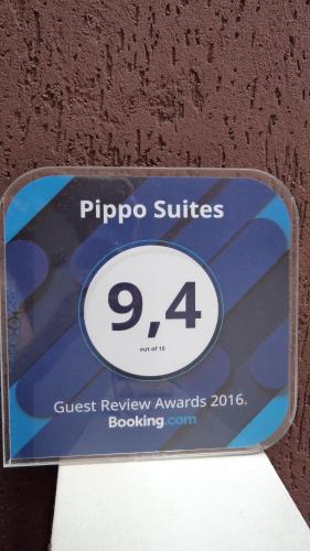 a pin with the number eight on it at Pippo Suites Guarujá in Guarujá