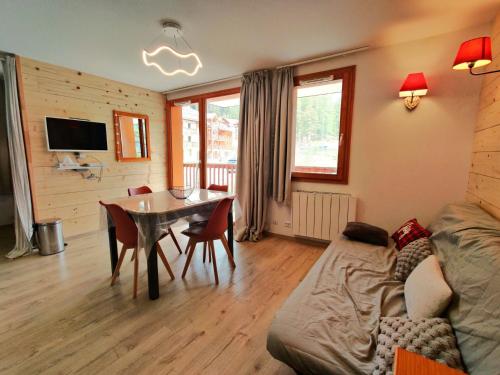 Les Chalets De Bois MÉan - B - Chaleureux appartement avec vue dégagée MAE-5251