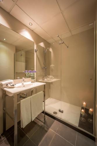 a bathroom with a sink and a shower at SM Hotel Teatre Auditori in Barcelona